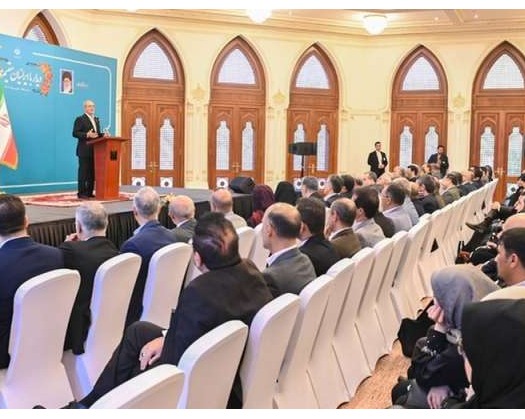 Iranian President Meets Iranian Community In Muscat